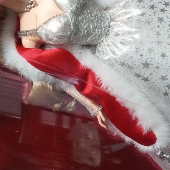 Holiday Barbie 2001 - Picture 9 of 11